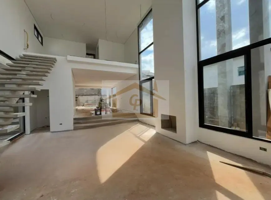 Foto do imóvel No pavimento superior, a residência oferece três dormitórios, sendo uma ampla suíte master com b...