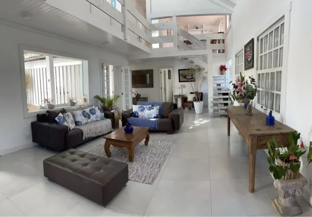 Imagem Linda Casa de Temporada com 6 quartos, sendo 5 suítes em Praia do Canto, Armação do Búzios - RJ
