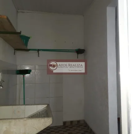 Imagem Oportunidade. Vendo lindo sobrado na vila do encontro, a 10 minutos andando do metrô Jabaquara, imóvel com 2 Dormitórios espaçosos, Cozinha com Armários, sala grande, edícula com lavanderia, bem localizado em uma rua sem saída em Jabaquara. Valor de oport