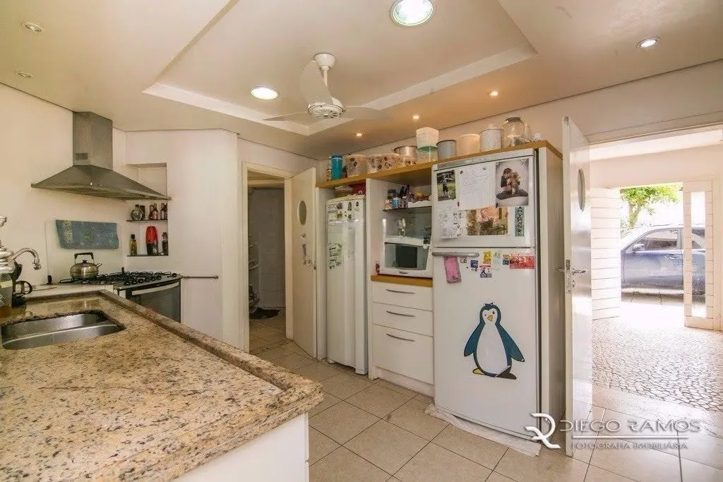 Imagem Casa de esquina com 6 dormitórios, 430m², piscina, 4 vagas