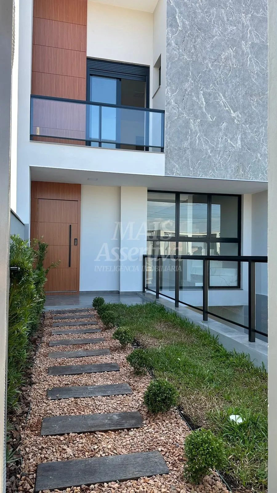 Foto do imóvel Lindo sobrado com 158,32 m2, de área privativa em terreno de 180,00 m², conta com 01 Sala de esta...