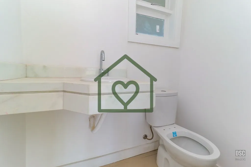 Imagem Descubra o seu novo lar no coração da Região Sul do Brasil! Este apartamento de 138m², localizad...
