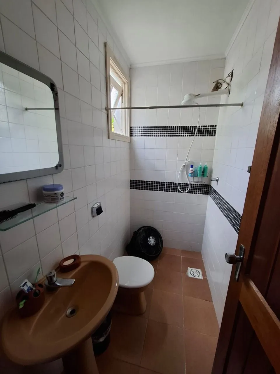 Imagem Casa em Porto Alegre, no bairro Ipanema, com 3 dormitório(s), e 3 banheiros, à venda.