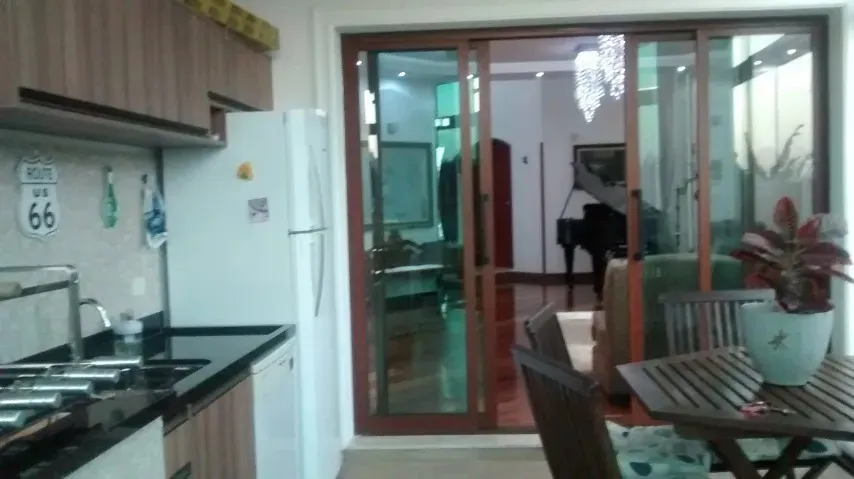 Imagem Luxuosa casa em condomínio à venda em Santana de Parnaíba, São Paulo-SP: 4 quartos, 2 suítes, 3 salas, 5 banheiros, 6 vagas, 480m².