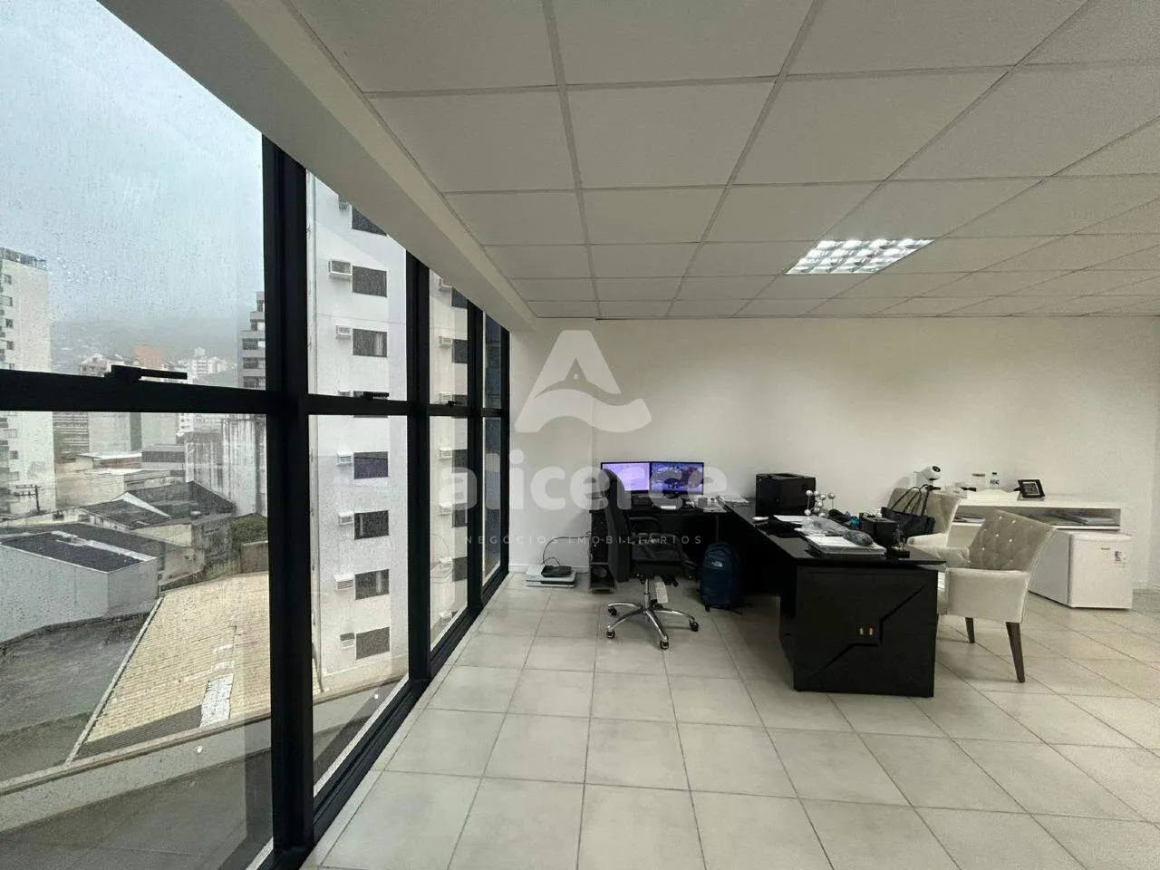 Imagem Sala à venda com 1 quarto , 41,7m² em Centro Florianópolis