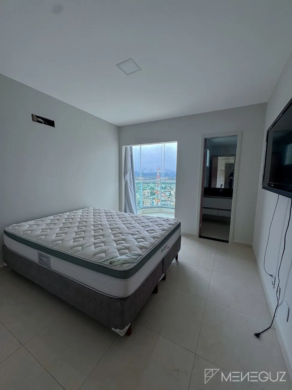 Imagem Apartamento mobiliado de 3 quartos na Avenida Praiana - andar alto, vista para as montanhas e vista discreta para o mar!