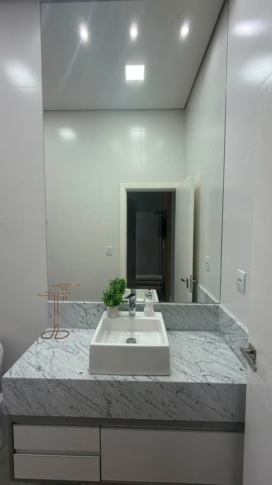 Imagem Casa de Alto Padrão à Venda no Village Ipanema I, Araçoiaba da Serra. 1.030 m² de terreno | 313 m² construídos | 3 suítes | 4 vagas | Piscina aquecida