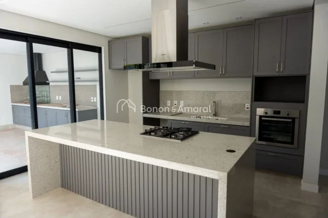 Imagem Sobrado em condomínio com 235m² de área construída.
São 3 dormitórios, sendo 3 suítes amplas ...
