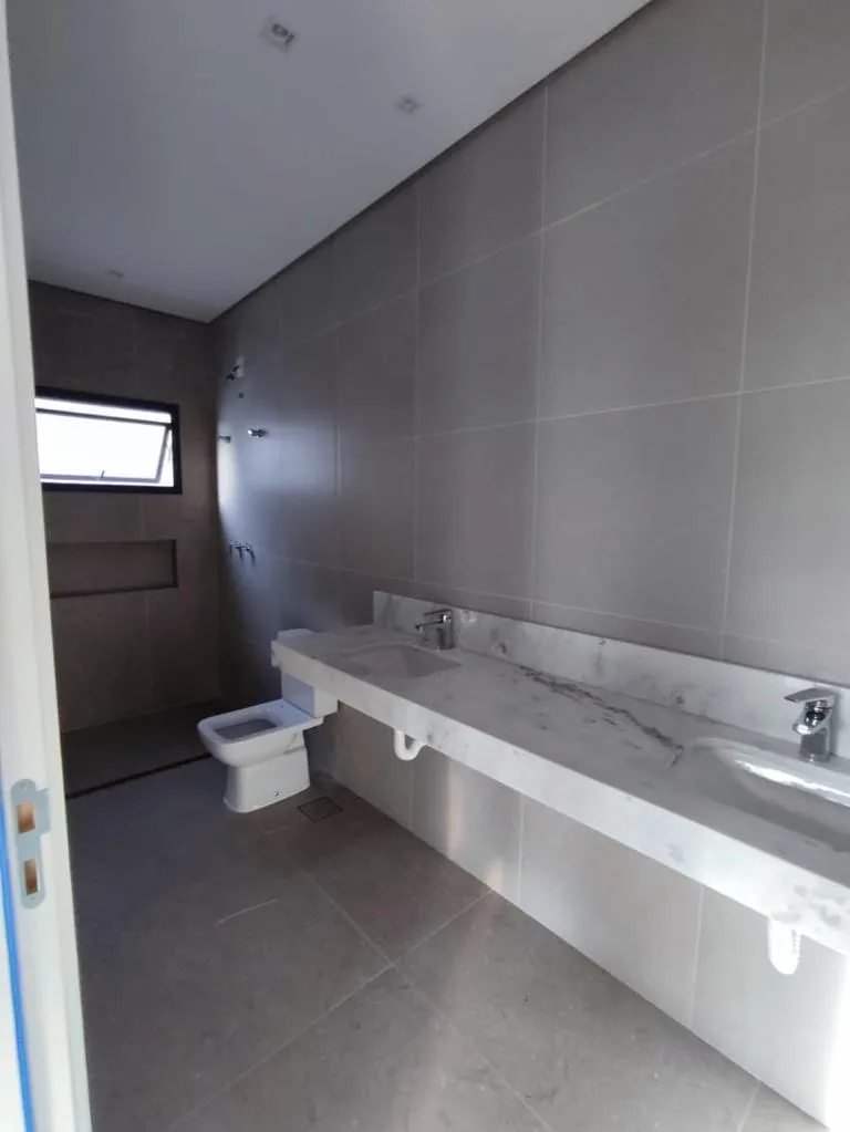 Imagem Ampla residência de 340m² localizada no Alphaville Nova Esplanada 1.
