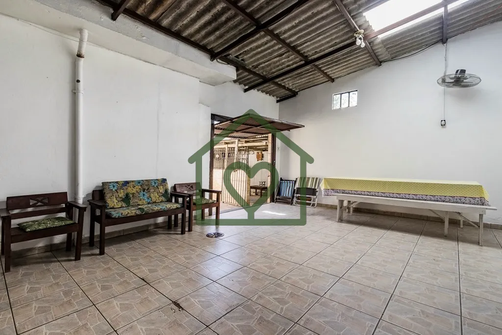 Imagem Descubra seu novo lar nesta encantadora casa localizada em Porto Alegre, situada na calma e segura R...