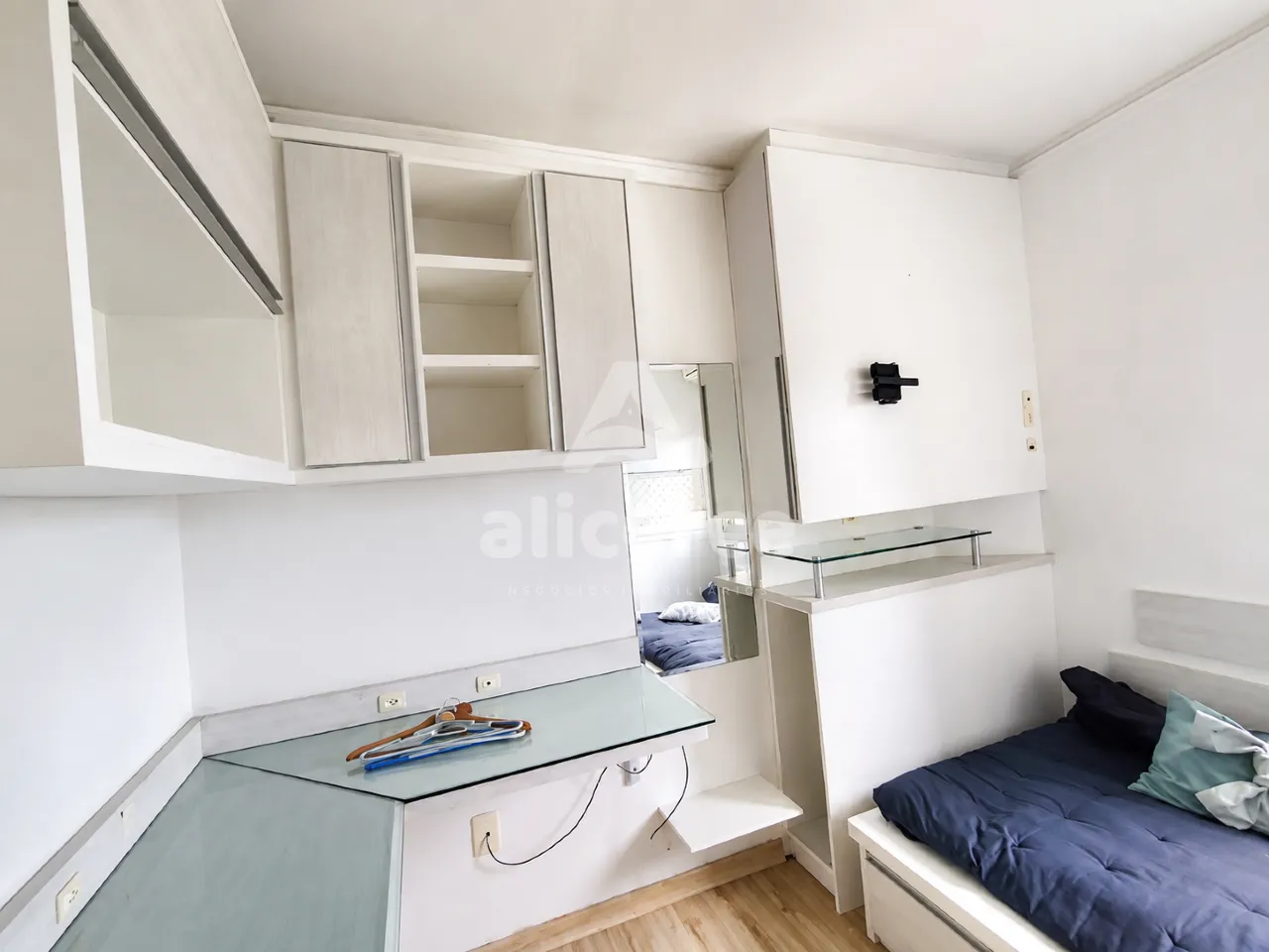 Imagem Apartamento semi mobiliado, 3 dorm. com suíte, andar alto e vista livre em Barreiros - São José - SC