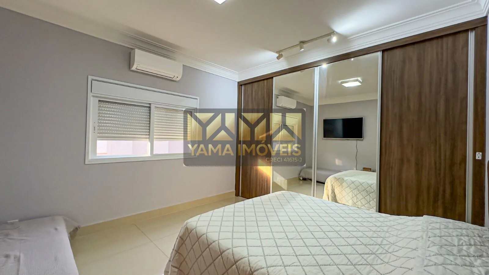 Imagem Condomínio Ipê Amarelo - Casa de Alto Padrão com 4 Suítes, 587 m², Piscina e Espaço Gourmet - Condomínio Ipê Amarelo, Vila do Golfe