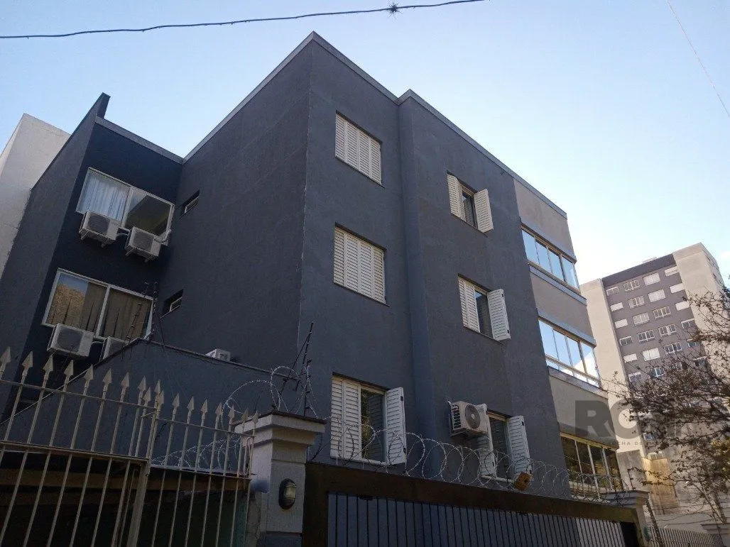 Imagem Vende prédio com 3 apartamentos, 9 dormitórios, 3 suíte, 3 salas amplas com churrasqueira, box 8 vaga coberta, 479 m² por R$ 2.150.000,00- São João - Porto Alegre/RS