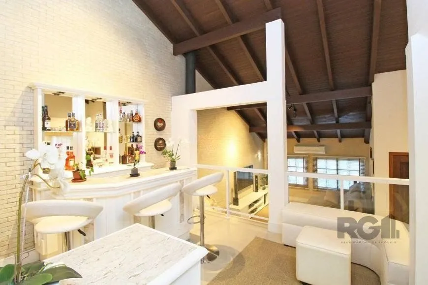 Imagem Casa 245m² - 3 dormitórios, 4 vagas no bairro Cavalhada