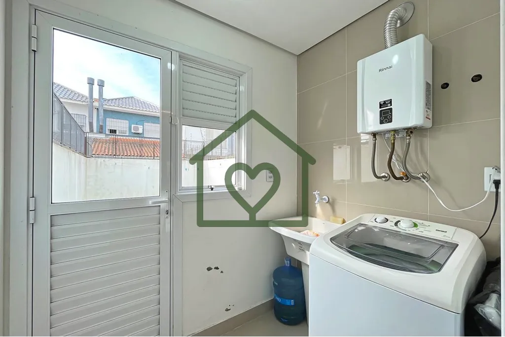 Imagem Este belo sobrado de 96m² oferece 3 dormitórios, incluindo 1 suíte com sacada. 
 A área social c...