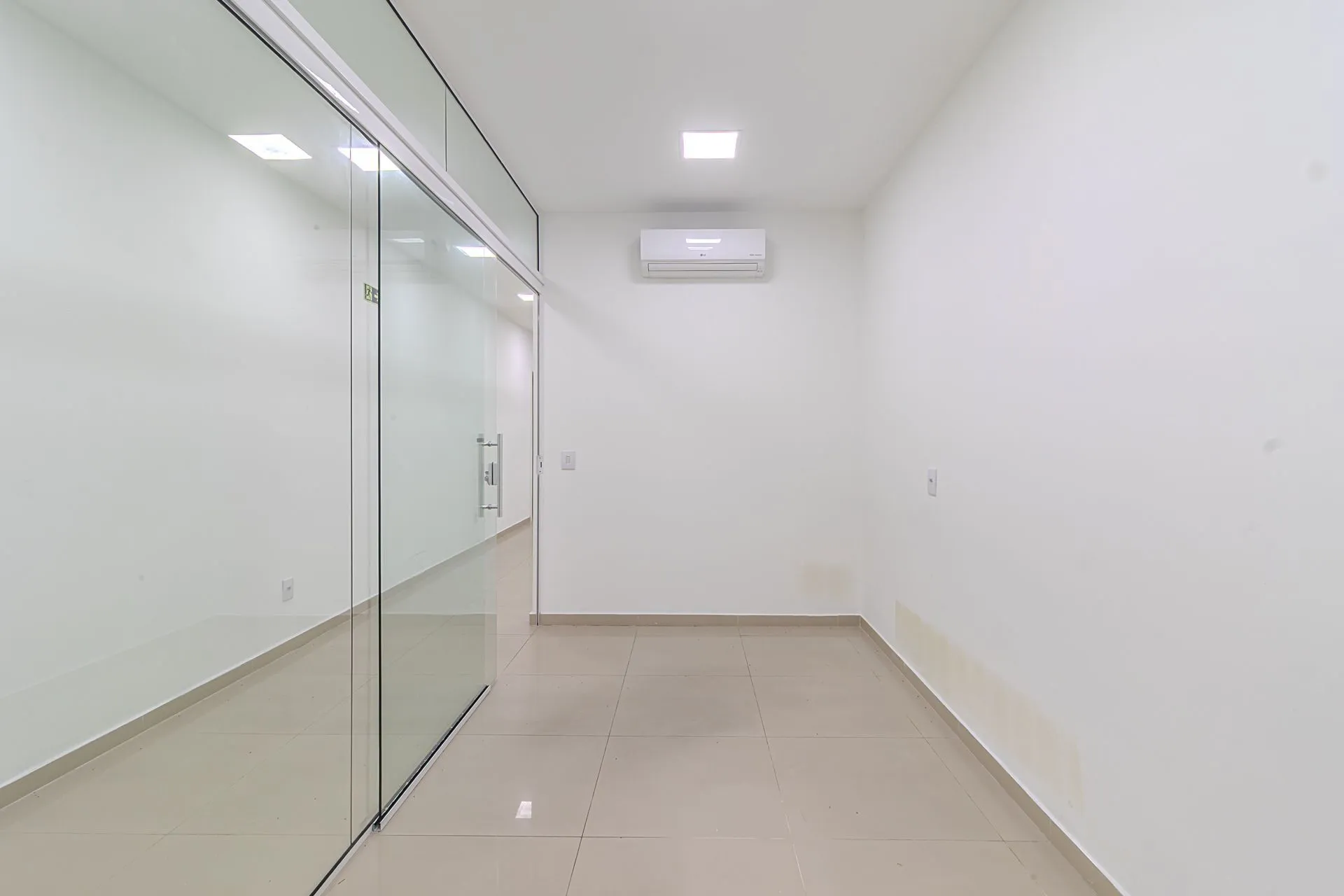 Imagem : MÁFFER IMÓVEIS ALUGA LOJA COMERCIAL COM 351M² DE ÁREA PRIVATIVA toda REFORMADA com excelente fachada e espaço para estacionamento em frente ao imóvel, ideal para empresas que buscam visibilidade e facilidade de acesso.