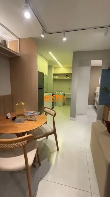Imagem vendo apartamento localizado a poucos metros do mar, próximo à Praia da Conceiç
