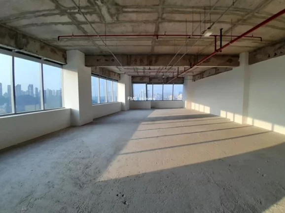 Imagem Conjunto Comercial de Alto Padrão para Locação na Chácara Santo Antônio, São Paulo-SP: 4 Banheiros, 4 Vagas, 163,15 m² de Área.