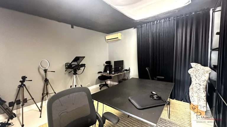 Imagem Belíssima casa totalmente mobiliada de alto padrão com 3 suítes, sendo 1 suíte master com banhei...