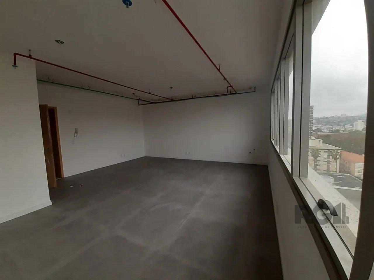 Imagem Excelente sala comercial no Menino Deus, com uma vaga de garagem.