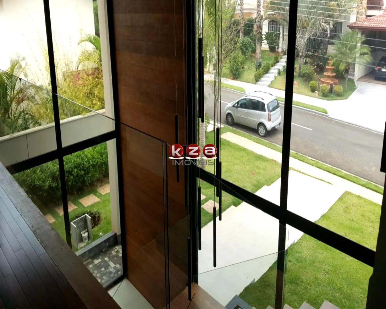 Imagem Luxuosa casa de alto padrão no Condomínio Portal do Lago em Valinhos-SP: 3 suítes, 3 salas, 5 banheiros, 4 vagas de garagem, 454m².