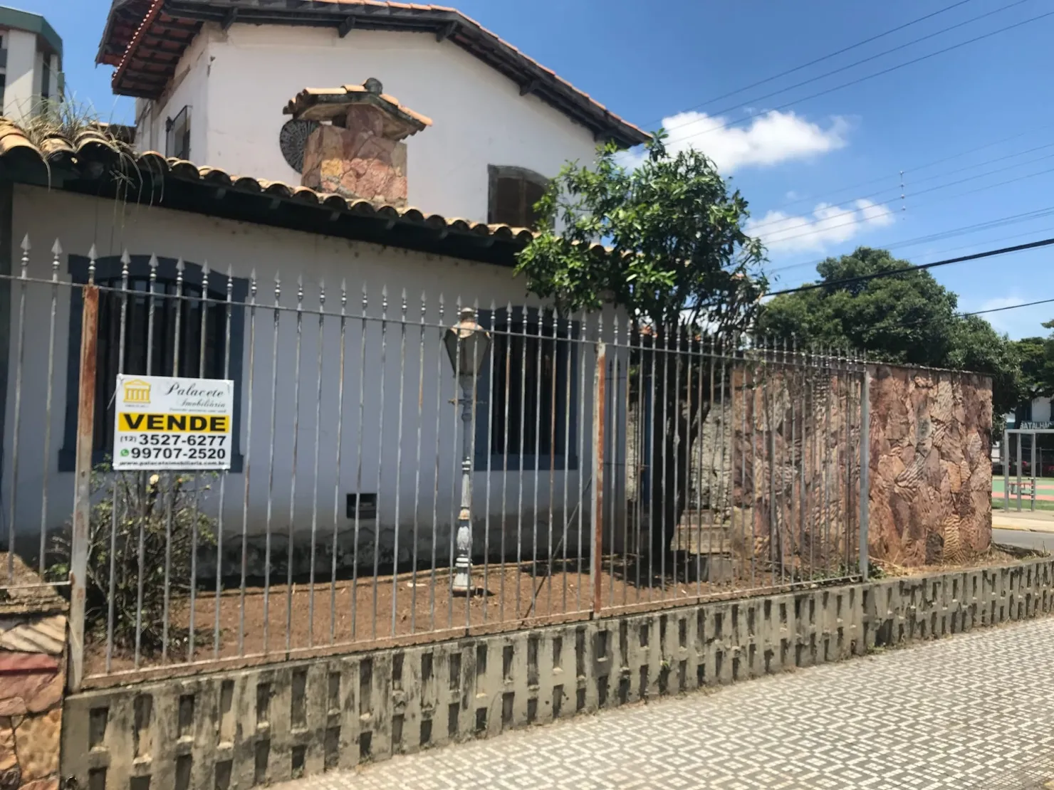 Imagem Sobrado de Esquina com 368,50m² no Centro de Pinda - Ótima Oportunidade para Residência ou Comércio de Sucesso!