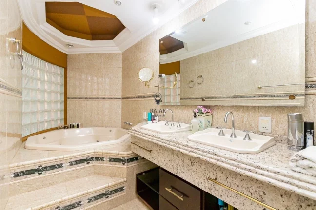 Imagem Casa de Alto Padrão "Mobiliada"

Com quatro quartos, duas suítes com hidro, espaço gourmet, acade...