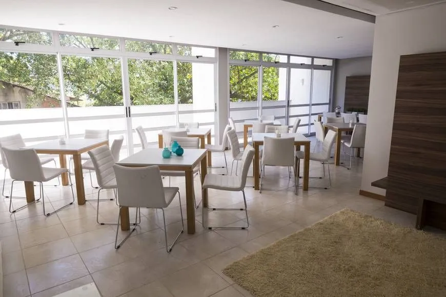 Imagem Apartamento de 2 dormitórios, living, cozinha planejada, área de serviço, banheiro social e 1 vaga de garagem escriturada.
