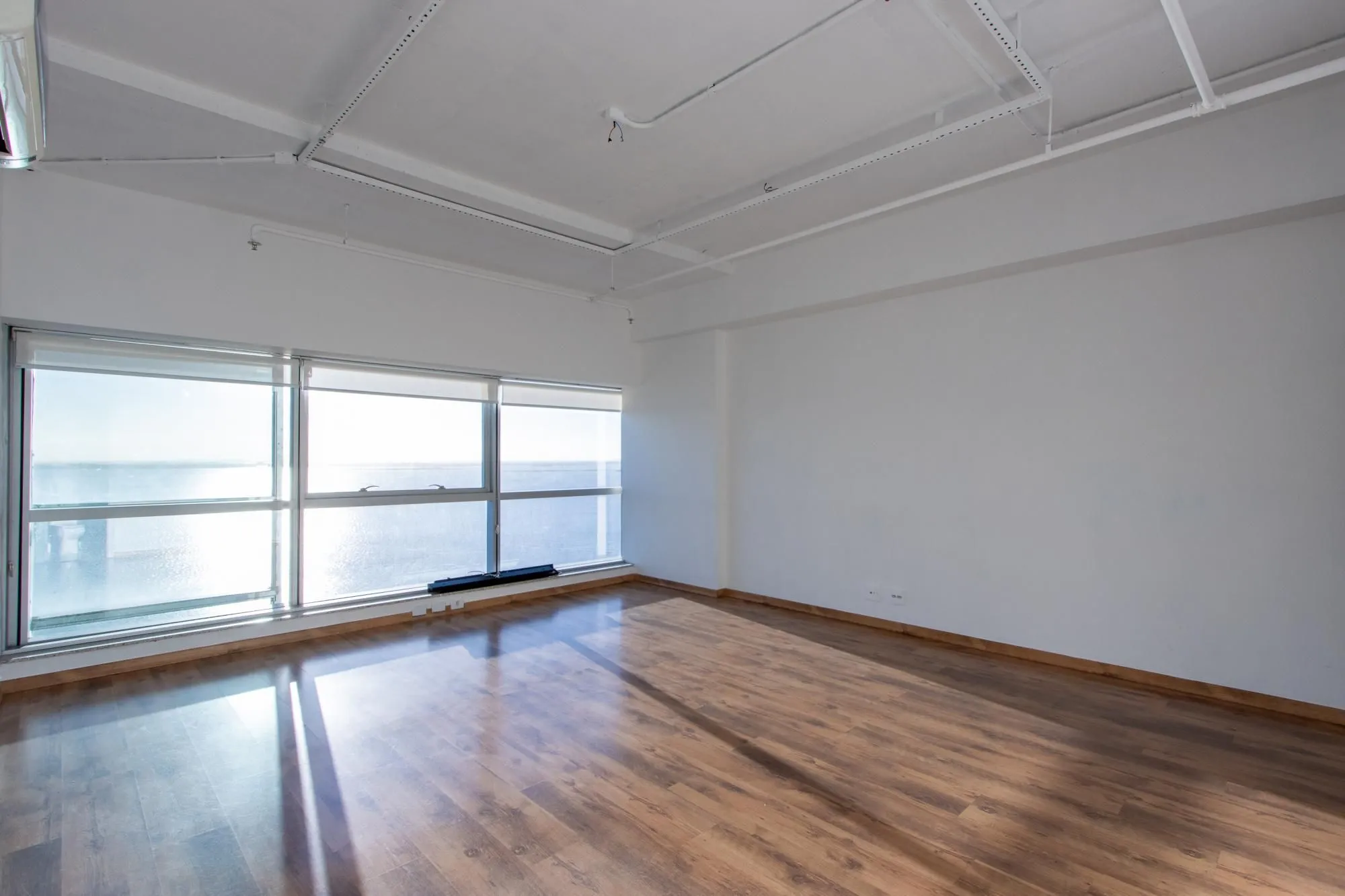 Imagem Sala Comercial no Ed. Cristal Tower junto ao Barra Shopping no Bairro Cristal
