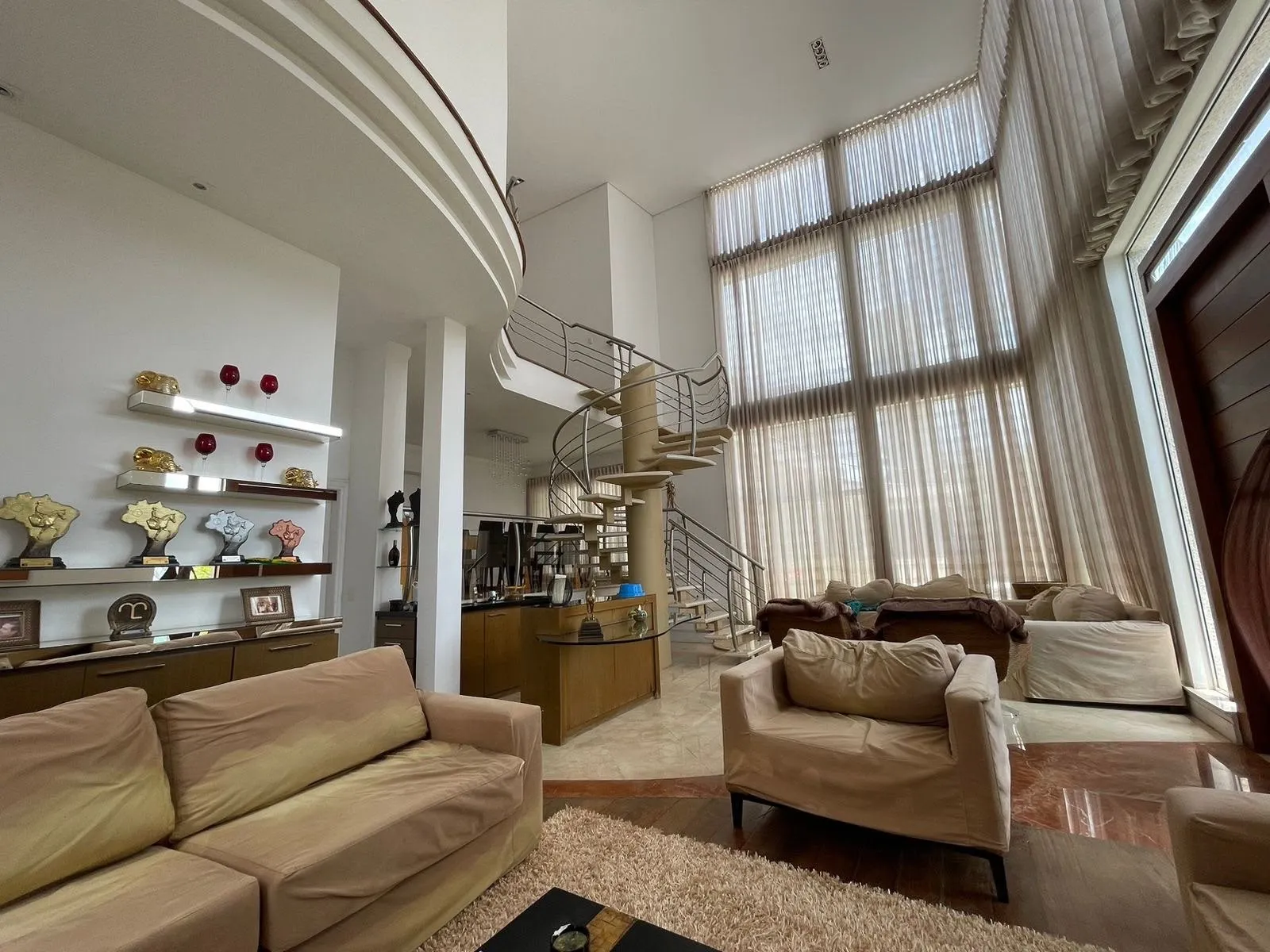 Imagem Casa de luxo à venda no Valville 2, Alphaville, 647 m², 4 suítes, piscina, 2 lotes, pé-direito duplo e lazer completo.