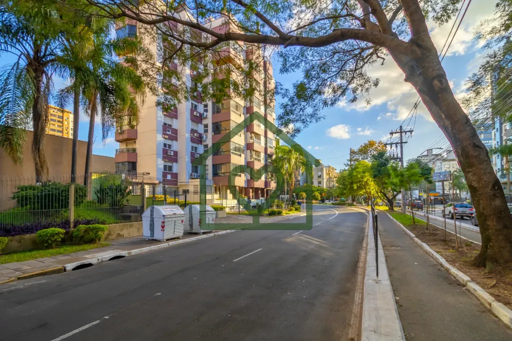 Imagem Apartamento com 3 dormitórios, sendo 1 suíte com sacada, localizado no bairro Petrópolis, em Port...