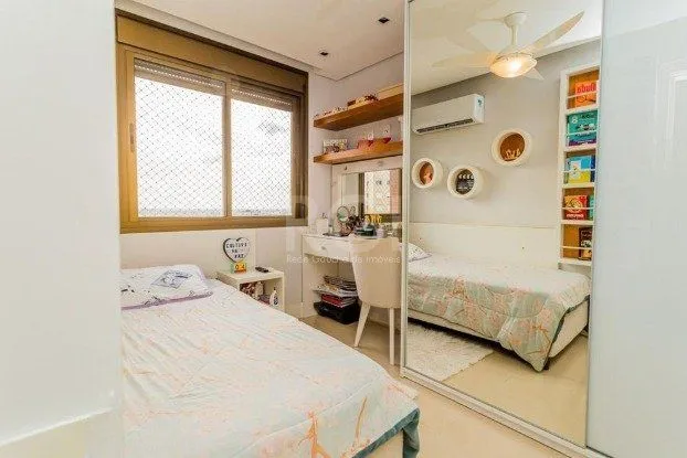 Imagem Excelente apartamento de 03 dormitórios com 4 vagas de garagem.