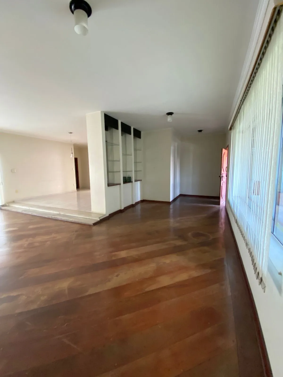 Imagem Prédio Comercial para alugar em Parque Campolim de 384.60m² com 6 Garagens