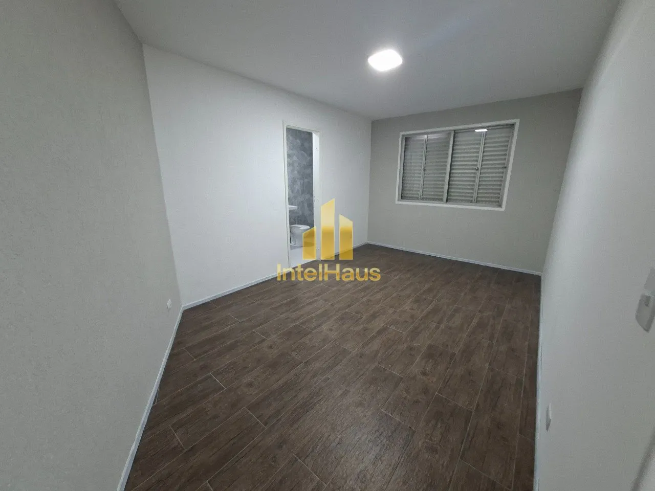 Imagem Apresentamos este excelente apartamento de frente no primeiro andar do Edifício Jalu. Situado na Ru...