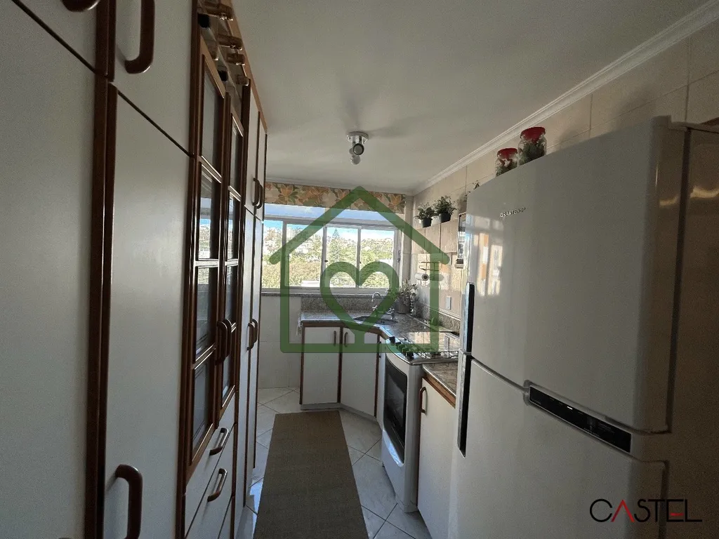 Imagem Apartamento reformado e desocupado à venda no bairro Menino Deus, em Porto Alegre. Originalmente co...