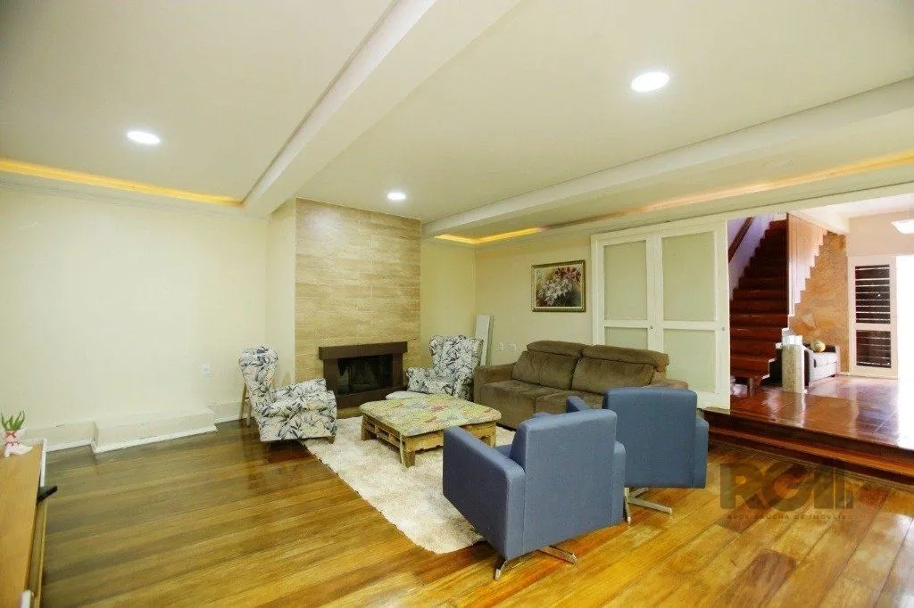 Imagem Excelente casa de 235m² com 4 dormitórios e 3 vagas no bairro Azenha.