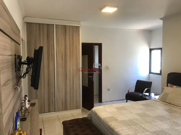 Imagem SOBRADO, 4 QUARTOS, 3 SUÍTES, 1 QUATRO DE EMPREGADA COM BANHEIRO, GARAGEM COBERTA, PISCINA E CHURRASQUEIRA