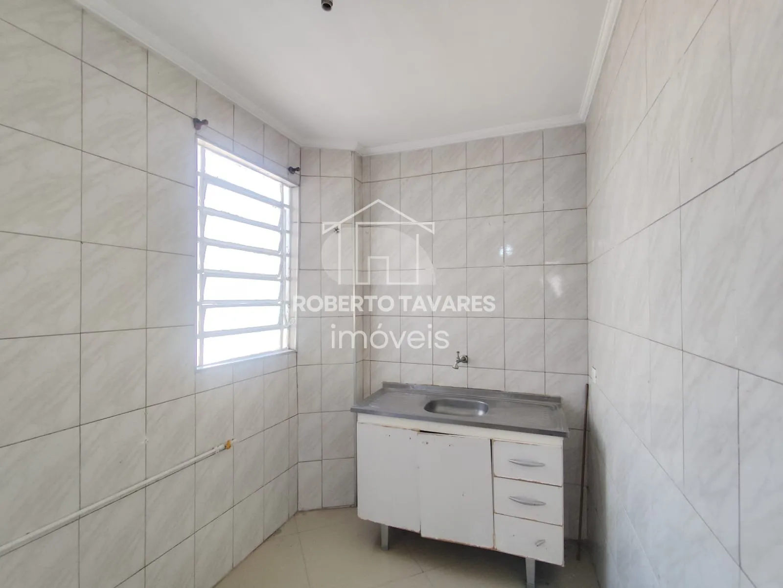 Imagem Apartamento de 64m² com 2 dormitórios, 2 banheiros, sem suíte, localizado no último andar do edifício. Cozinha americana integrada à sala.