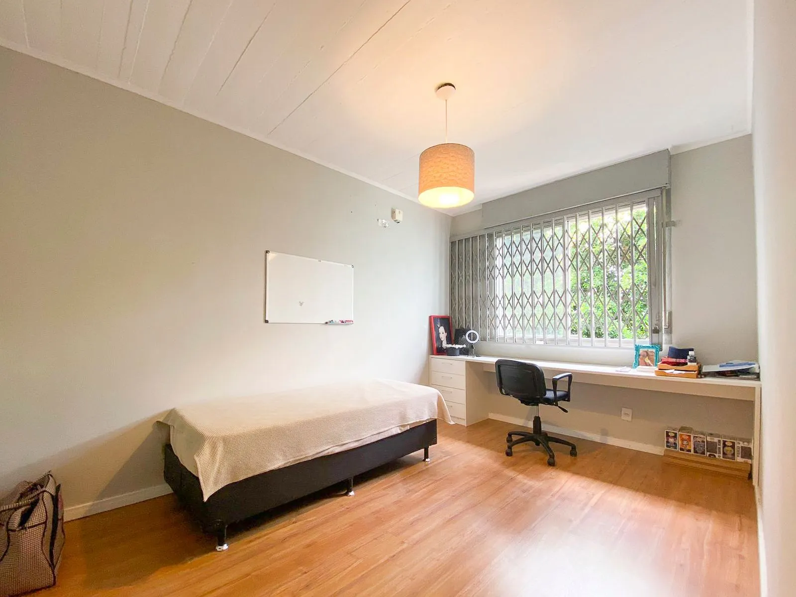 Imagem Casa / 4 Quartos / 1 Suíte / Churrasqueira / Jardim Itu Sabará / Porto Alegre / RS
