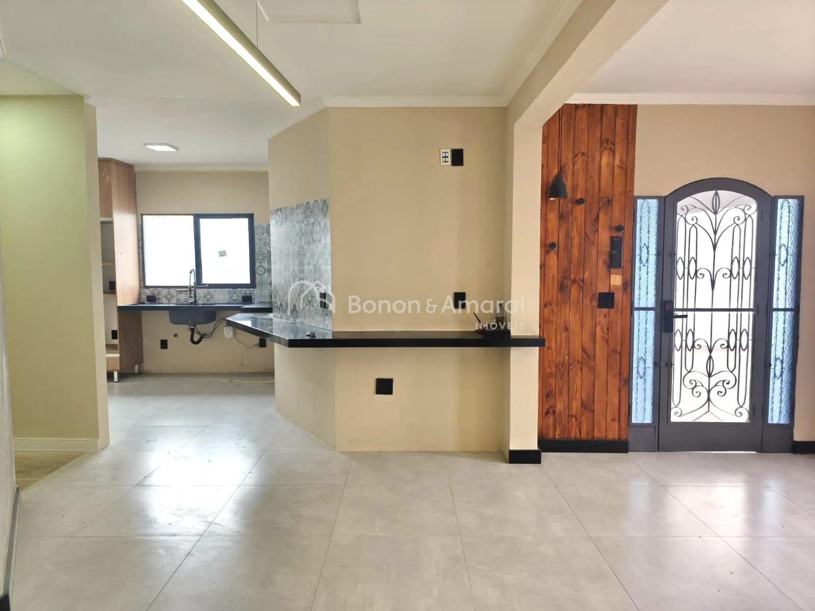 Imagem Casa Ampla com Duas Moradias Independentes, 4 Quartos, 6 Vagas e Quintal Espaçoso