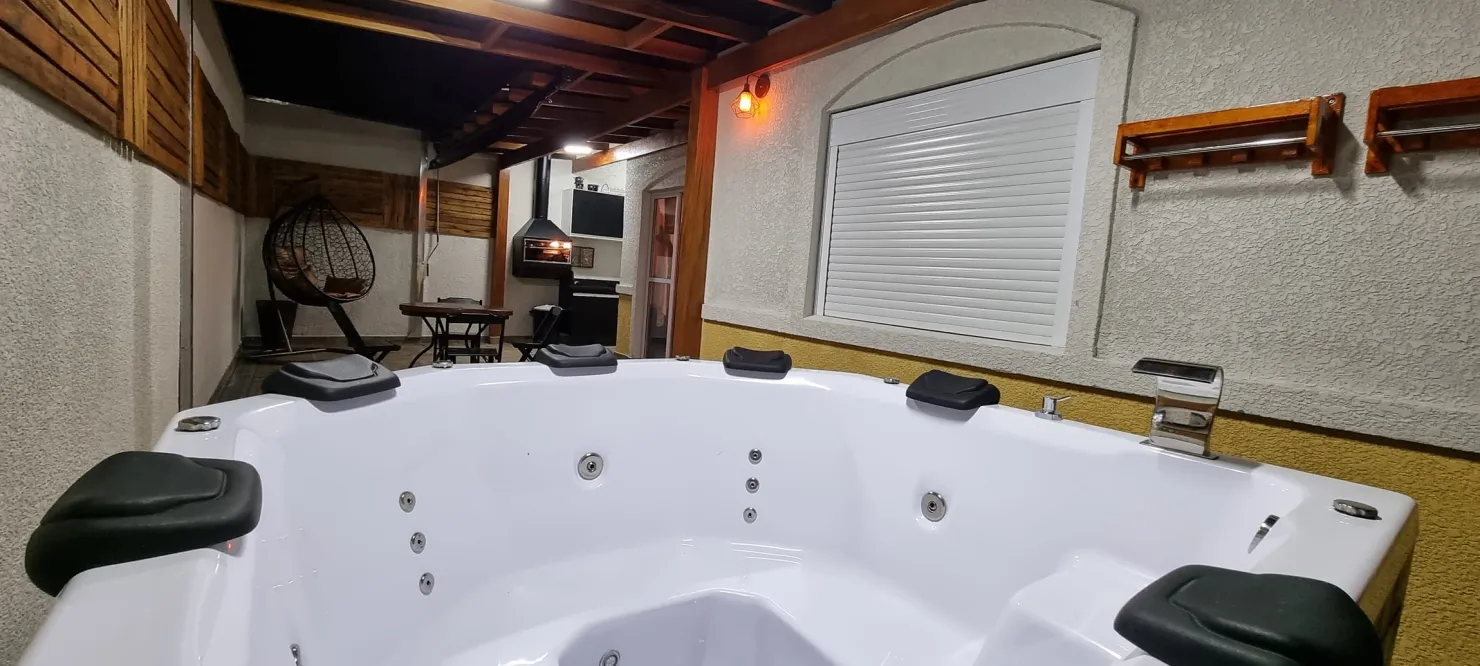 Imagem Casa Térrea Moderna e Funcional em Condomínio Fechado Próximo ao Centro com Jacuzzi, Churrasqueira e Mais