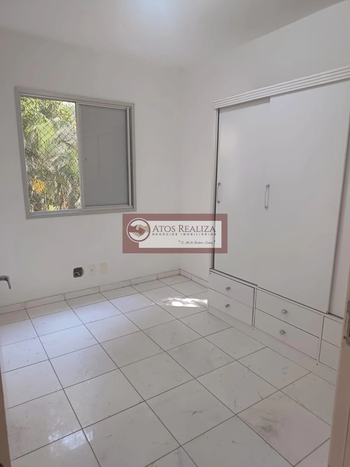 Imagem Alugo oportunidade, condomínio clube na região do Morumbi. Apartamento de 70m², com 3 dormitórios com Armários, sendo 1 Suíte, 2 banheiros, Cozinha americana com armários, 2 Vargas de garagem cobertas, mercadinho no condomínio, lazer completo por um valor