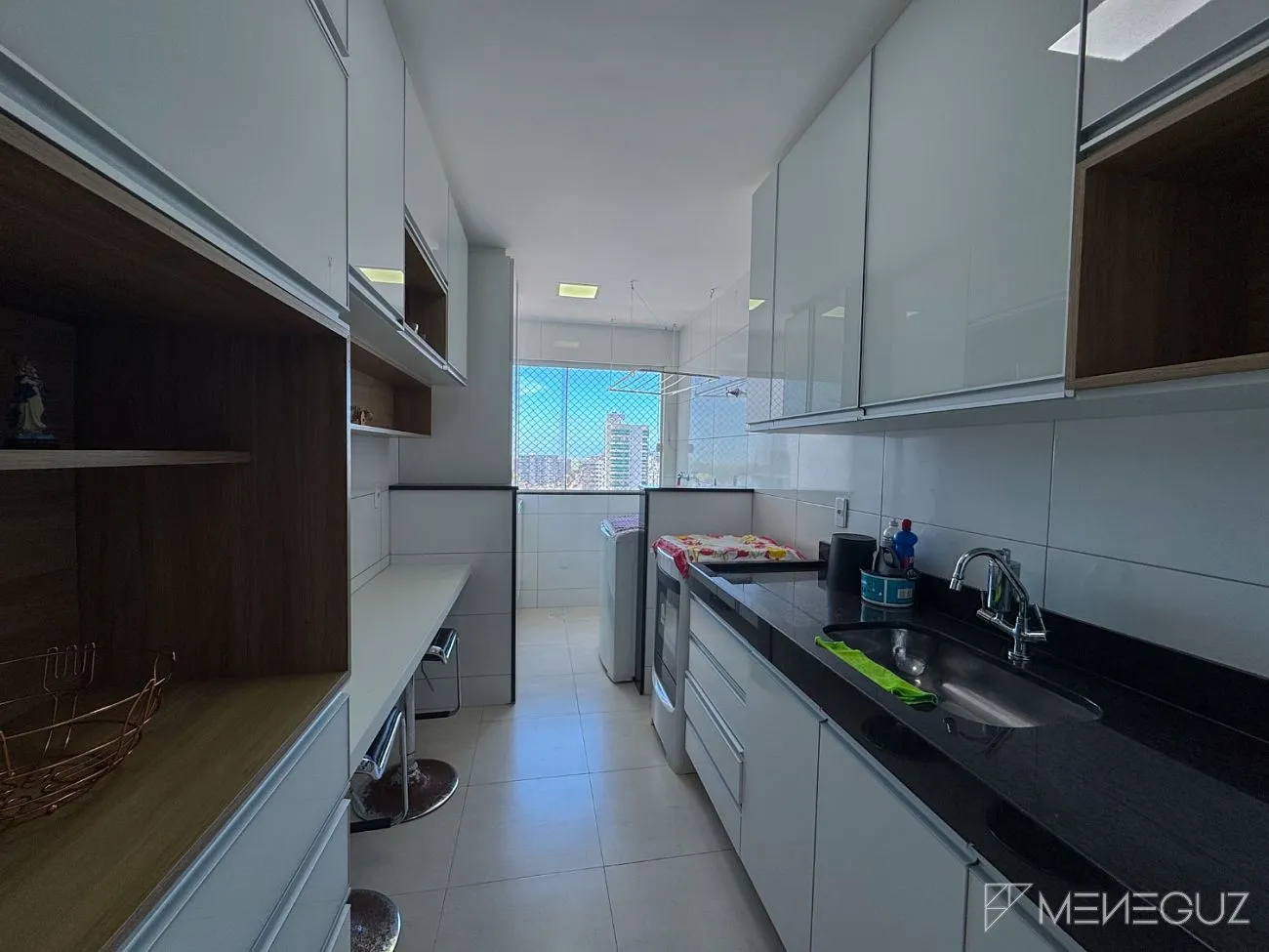Imagem Apartamento mobiliado de 3 quartos na Avenida Praiana - andar alto, vista para as montanhas e vista discreta para o mar!