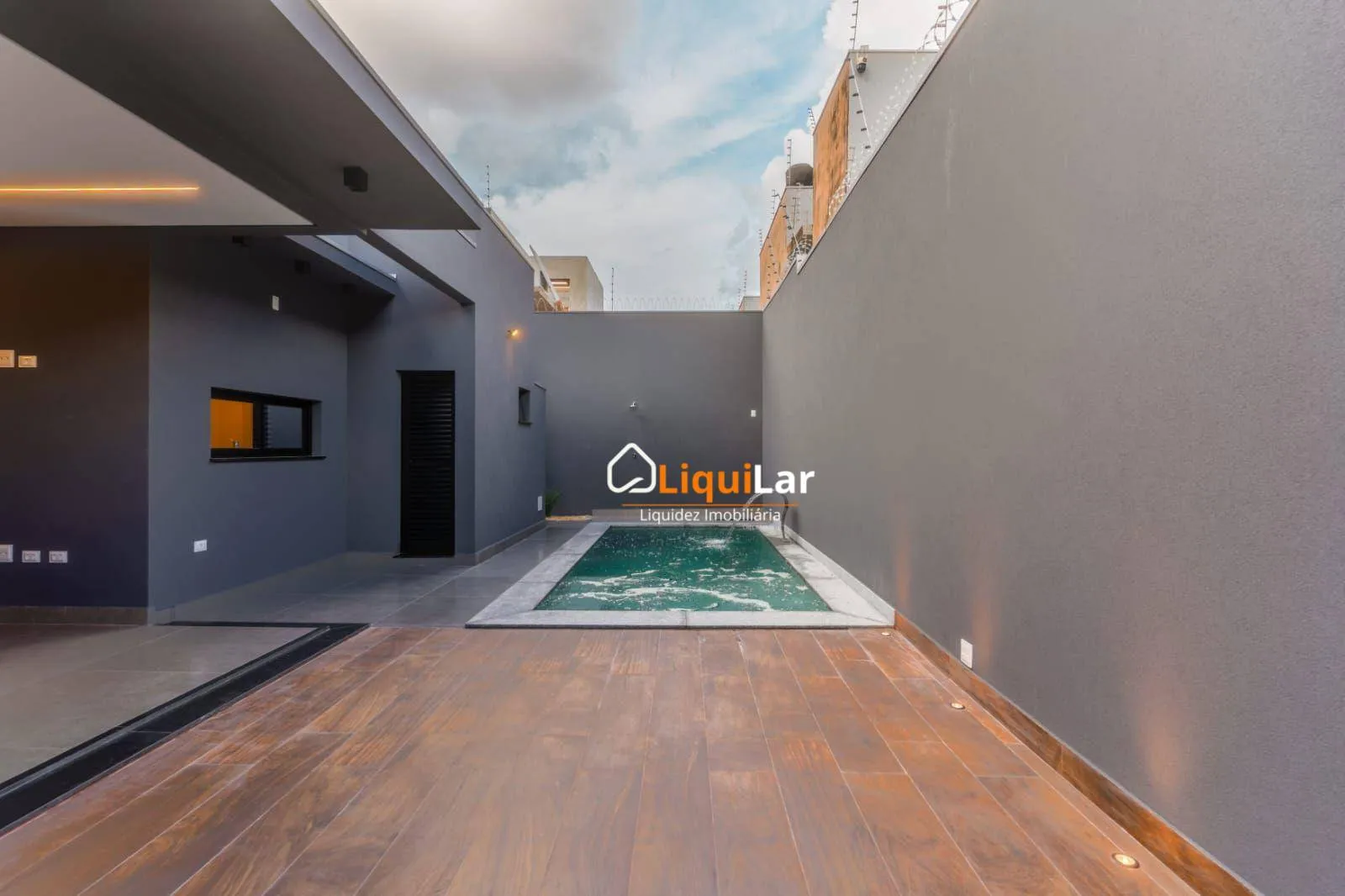 Imagem Casa Térrea de Alto Padrão na TV Morena com 3 Suítes, Piscina Aquecida e Pé-Direito Duplo