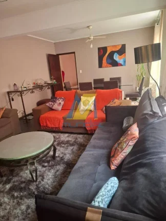 Imagem Sobrado Espaçoso com 300m², 4 Dorms, Edícula e 4 Vagas
