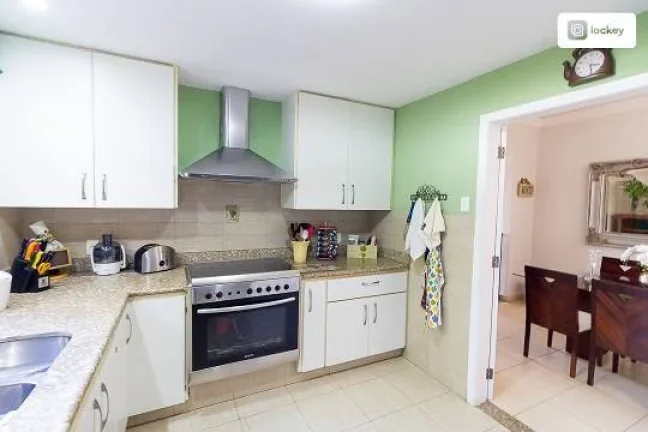 Imagem Casa com 4 Quartos e 4 banheiros à Venda, 228 m².