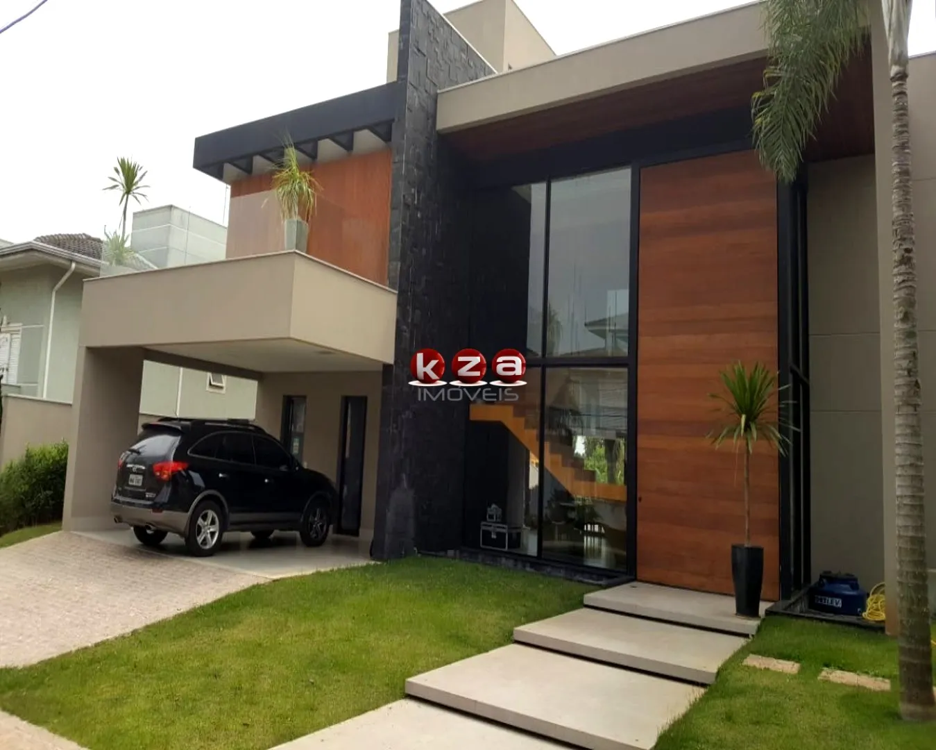 Foto do imóvel Luxuosa casa de alto padrão no Condomínio Portal do Lago em Valinhos-SP: 3 suítes, 3 salas, 5 banheiros, 4 vagas de garagem, 454m².