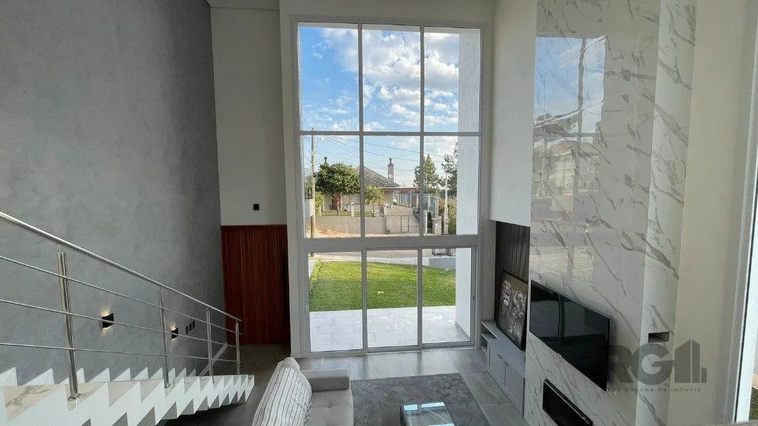 Imagem Linda Casa Ampla com 3 Suítes Construída Recentemente em Condomínio no Bairro Nobre de Gramado