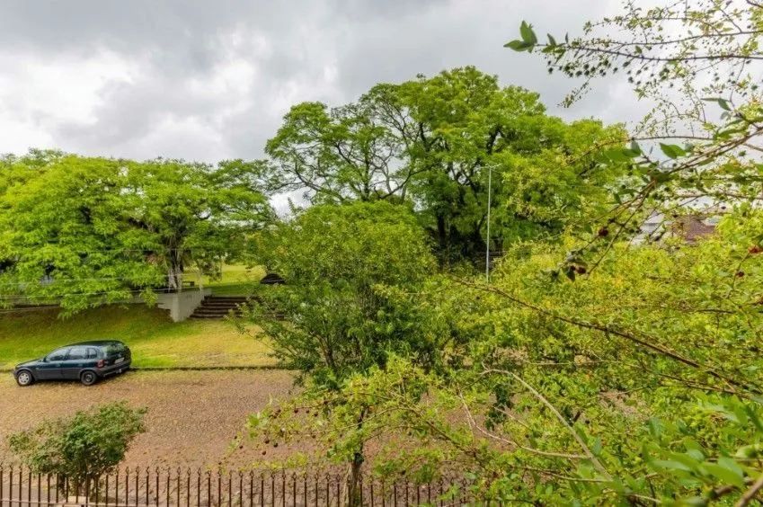 Imagem Casa com pátio e churrasqueira em frente à praça - Jardim Sabará