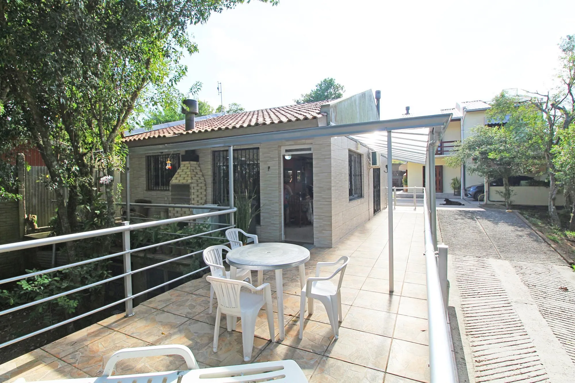 Imagem Duas casas em meio a muita natureza